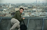 Michael Mason (Richard Madden) fl&uuml;chtet &uuml;ber die D&auml;cher von Paris.