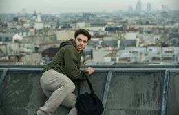 Michael Mason (Richard Madden) fl&uuml;chtet &uuml;ber die D&auml;cher von Paris.
