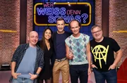 Moderator Kai Pflaume (M.) und seine Rateteam-Kapit&auml;ne Bernhard Ho&euml;cker (l.) und Elton (r.) begr&uuml;&szlig;en in dieser Sendung die Stand-up-Comedienne und Moderatorin Negah Amiri (2.v.l.) und den Comedian und Kabarettist Olaf Schubert (2.v.r.).