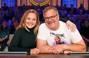 Rateteam-Kapit&auml;n Elton (r.) mit Schauspielerin Sonja Gerhardt (l.).