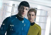 Nach einer turbulenten Zeit haben Captain Kirk (Chris Pine, r.) und Commander Spock (Zachary Quinto, l.) wieder das Kommando auf der Enterprise &uuml;bernommen.