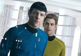 Nach einer turbulenten Zeit haben Captain Kirk (Chris Pine, r.) und Commander Spock (Zachary Quinto, l.) wieder das Kommando auf der Enterprise &uuml;bernommen.