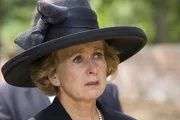 Hilary King (Susan Tracy) am Grab ihres Mannes