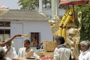 Gläubige in Südindien verehren die Regengöttin Mariamman, die auf einem Löwen thront und über den Monsun herrscht. Gläubige in Südindien verehren die Regengöttin Mariamman, die auf einem Löwen thront und über den Monsun herrscht.