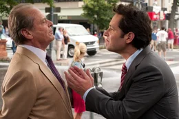 George (Paul Rudd, r.) ist von seinem Vater Charles (Jack Nicholson, l.) entt&auml;uscht, der ihn in gesch&auml;ftlichen Angelegenheiten hinters Licht gef&uuml;hrt hat.