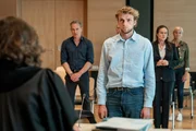 Während die Richterin (Anne Catrin Buhtz, l.) das Urteil in dem Fall Lars Pallmann (Nils Bannert, M.) verkündet. Geht ein Raunen durch den Raum. Jan Maybach (Marco Girnth, 2.v.l.) und Dinah Illbruck (Anne-Kathrin Gummich, 2.v.r.) sind fassungslos, als sie die milde Strafe des Todesfahrers erfahren. Während die Richterin (Anne Catrin Buhtz, l.) das Urteil in dem Fall Lars Pallmann (Nils Bannert, M.) verkündet. Geht ein Raunen durch den Raum. Jan Maybach (Marco Girnth, 2.v.l.) und Dinah Illbruck (Anne-Kathrin Gummich, 2.v.r.) sind fassungslos, als sie die milde Strafe des Todesfahrers erfahren.