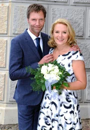 Standesamtliche Hochzeit: Tine (Maike Bollow, r.) freut sich über eine gemeinsame Zukunft mit Ole (Patrik Fichte, l.). Standesamtliche Hochzeit: Tine (Maike Bollow, r.) freut sich über eine gemeinsame Zukunft mit Ole (Patrik Fichte, l.).