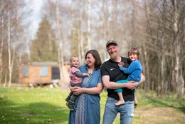 Steffen und Julia Lorenz leben mit ihren Kindern Noah und Luca auf ihrem Campingplatz "Anderswo Camp" im Bayerischen Wald, Finsterau/ Mauth and der tschechischen Grenze.