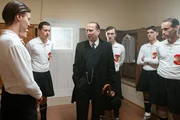 Reenactment – Trainer Hugo Meisl (Christian Strasser, m.) hält eine Ansprache in der Umkleidekabine. Reenactment – Trainer Hugo Meisl (Christian Strasser, m.) hält eine Ansprache in der Umkleidekabine.
