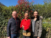 Bente Barck (r.) und Jens Ditzen haben am Niederrhein ein sch&ouml;nes Haus bezogen. Leider wurde der dazugeh&ouml;rige Garten von den Vorbesitzern kaum gepflegt und soll nun dringend den W&uuml;nschen und Anspr&uuml;chen des jungen Paares angepasst werden. Eva Brenner bittet die Gartenprofis Nico Sollazzo und Marius Surmann, Konzepte f&uuml;r den Garten zu entwickeln.