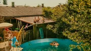 Die Jungs &ndash; Carlo (Jeremias Meyer, M.), BlaBla (Sebastian Jakob Doppelbauer, 2.v.l.) und Aydin (David Ali Rashed, 2.v.r.) chillen auf dem Vordach vor ihrem Pool, w&auml;hrend Matze (Leon Hagen, r.) im Wasser liegt und Pius (Valentin Erb, l.) am Einstieg steht.