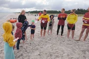 Johannas Schwimmsch&uuml;ler bekommen ihre Urkunden.