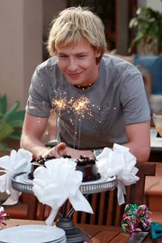 Lewis (Angus McLaren) freut sich über seine Geburtstagstorte. Charlotte hat für ihn eine Überraschungsparty organisiert. Lewis (Angus McLaren) freut sich über seine Geburtstagstorte. Charlotte hat für ihn eine Überraschungsparty organisiert.
