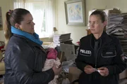 Franzi (Rhea Harder-Vennewald, r.) und Frauke (Manuela Wisbeck, l.) haben in der Wohnung von Schwester Adriana ein Schmuckst&uuml;ck gefunden, das als gestohlen gemeldet wurde.
