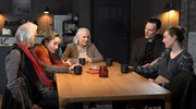 Marion von Brede (Marie Anne Fliegel, M.) vermittelt zwischen den Großeltern (Siemen Rühaak, l. und Angelika Bartsch, 2.v.l.) und den Eltern (Peter Becker, 2.v.r. und Franziska Junge, r.). Marion von Brede (Marie Anne Fliegel, M.) vermittelt zwischen den Großeltern (Siemen Rühaak, l. und Angelika Bartsch, 2.v.l.) und den Eltern (Peter Becker, 2.v.r. und Franziska Junge, r.).