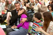 Axls Abschlusszeremonie: Die Geschwister Brick (Atticus Shaffer, 2.v.r.) und Sue (Eden Sher, r.) sowie Vater Mike (Neil Flynn, l.) unterstützen ihren Absolventen, nur die emotionale Mutter Frankie (Patricia Heaton, 2.v.l.) ist noch nicht bereit, loszulassen ... Axls Abschlusszeremonie: Die Geschwister Brick (Atticus Shaffer, 2.v.r.) und Sue (Eden Sher, r.) sowie Vater Mike (Neil Flynn, l.) unterstützen ihren Absolventen, nur die emotionale Mutter Frankie (Patricia Heaton, 2.v.l.) ist noch nicht bereit, loszulassen ...