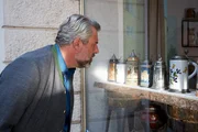 Endlich hat Kommissar Stadler (Dieter Fischer) das richtige Geburtstagsgeschenk f&uuml;r seinen Freund gefunden. Das Gesch&auml;ft ist jedoch leider noch geschlossen.