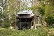 Stellplatz auf dem Campingplatzgel&auml;nde "Anderswo Camp" im Bayerischen Wald.