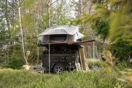 Stellplatz auf dem Campingplatzgel&auml;nde "Anderswo Camp" im Bayerischen Wald.