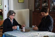 Alex (Aleksandar Radenkovic) sucht seine Mutter Birgit (Tina Engel) auf, um nach alten Aufzeichnungen zu suchen, die während seiner Gespräche mit Dr. Lindner bezüglich des Todes seiner Schwester entstanden sind. Alex (Aleksandar Radenkovic) sucht seine Mutter Birgit (Tina Engel) auf, um nach alten Aufzeichnungen zu suchen, die während seiner Gespräche mit Dr. Lindner bezüglich des Todes seiner Schwester entstanden sind.