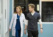 Für sie steht das Wohl der Patienten über jeglicher Hierarchie: Conrad (Matt Czuchry, r.) und Nic (Emily VanCamp, l.) ... Für sie steht das Wohl der Patienten über jeglicher Hierarchie: Conrad (Matt Czuchry, r.) und Nic (Emily VanCamp, l.) ...