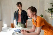Mord aus Rache? Kriminalkommissarin Lea Gomez (Jasmin Gassmann, l.) befragt die Juwelierin Manuela Ebert (Kathrin B&uuml;hring, r.), deren Laden vor Kurzem &uuml;berfallen wurde. Dass der vermeintliche Dieb des wertvollen Schmucks n&auml;mlich kurz darauf ermordet am Neckar gefunden wird, scheint f&uuml;r die Ermittler kein Zufall zu sein.