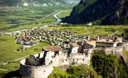 Castel Beseno liegt oberhalb der Etsch im Trentino.