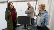 Jana Winter (Natalia Wörner, l.), Matthias Hamm (Ralph Herforth, 2.v.l.), Alwa Sörensen (Lisa Werlinder, r.) besprechen die weitere Vorgehensweise. Jana Winter (Natalia Wörner, l.), Matthias Hamm (Ralph Herforth, 2.v.l.), Alwa Sörensen (Lisa Werlinder, r.) besprechen die weitere Vorgehensweise.