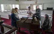 Gwen (Dennenesch Zoud&eacute;) wird bei ihrer Chorprobe mit Jane (li: Kristina Klebe), der Pianistin Lizzy (re: Lenae Badger) und Michelle (2.v.li: Catherine Bode) von Pfarrer Finlay (Dietrich Mattausch) gest&ouml;rt.