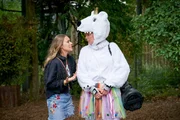 Eva (Mirja Boes) tritt beim Kinderfest im Zoo als tanzende Eisbärprinzessin auf. Toni (Sina Tkotsch, l.) leistet moralischen Beistand. Eva (Mirja Boes) tritt beim Kinderfest im Zoo als tanzende Eisbärprinzessin auf. Toni (Sina Tkotsch, l.) leistet moralischen Beistand.