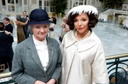 L-R: Miss Jane Marple (Julia McKenzie) und Ruth Van Rydock (Joan Collins) L-R: Miss Jane Marple (Julia McKenzie) und Ruth Van Rydock (Joan Collins)