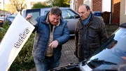 Mike (l.) und ein Verkäufer sehen sich den Motor an Mike (l.) und ein Verkäufer sehen sich den Motor an