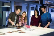 Radek (Hans-Werner Meyer, l.) und sein Team (Lucy: Josephin Busch, 2.v.l.), Mina (Jasmin Tabatabai, 2.v.r.) und Alex (Aleksander Radenkovic, r.) haben die Identität der verschwundenen Max herausgefunden. Radek (Hans-Werner Meyer, l.) und sein Team (Lucy: Josephin Busch, 2.v.l.), Mina (Jasmin Tabatabai, 2.v.r.) und Alex (Aleksander Radenkovic, r.) haben die Identität der verschwundenen Max herausgefunden.