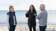 Alwa Sörensen (Lisa Werlinder, l.) erzählt Jana Winter (Natalia Wörner, 2.v.l.) Matthias Hamm (Ralph Herforth, r.), dass Jana als nächstes Opfer ausgewählt wurde. Alwa Sörensen (Lisa Werlinder, l.) erzählt Jana Winter (Natalia Wörner, 2.v.l.) Matthias Hamm (Ralph Herforth, r.), dass Jana als nächstes Opfer ausgewählt wurde.