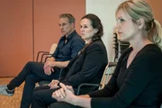 Jan Maybach (Marco Girnth, l.), Dinah Illbruck (Anne-Kathrin Gummich, M.) und Ina Zimmermann (Melanie Marschke, r.) warten gespannt auf die Urteilsverkündung. Dinah Illbrucks Tochter wurde von einem betrunkenen Autofahrer tödlich verletzt. Jan Maybach (Marco Girnth, l.), Dinah Illbruck (Anne-Kathrin Gummich, M.) und Ina Zimmermann (Melanie Marschke, r.) warten gespannt auf die Urteilsverkündung. Dinah Illbrucks Tochter wurde von einem betrunkenen Autofahrer tödlich verletzt.