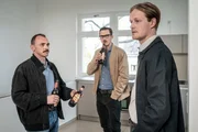 Moritz Brenner (Johannes Hendrik Langer, M.) ermittelt undercover, um mehr &uuml;ber die Mitglieder einer Leipziger Incel-Szene herauszufinden. Bei einer Wohnungsbesichtigung trifft Moritz nicht nur auf seinen potentiellen Vermieter Benjamin Hohner (Konstantin Lindhorst, l.), sondern auch auf Oscar Uhland (Leo Meier, r.), der in dem Startup-Unternehmen der jungen Frauen arbeitet.