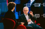 Suche nach dem Silberstreif &ndash; Europa und die Polykrise v.l.n.r.: Moderator Louis Klamroth (Journalist, Moderator ARD-Talkshow &bdquo;hart aber fair&ldquo;), Joschka Fischer (Au&szlig;enminister a.D. B&uuml;ndnis 90/Die Gr&uuml;nen)