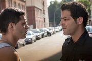 F&uuml;r Tarik (Serhat Cokgezen, r.) ist es schwer damit umzugehen, dass sein Cousin Murat (Tamer Arslan, l.) schwul ist.