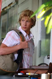 Lewis (Anug McLaren) auf dem Weg zu Max. Max hatte vor 50 Jahren ähnliche Untersuchungen auf Mako Island angestellt wie Lewis heute und will ihm seine Unterlagen übergeben. Lewis (Anug McLaren) auf dem Weg zu Max. Max hatte vor 50 Jahren ähnliche Untersuchungen auf Mako Island angestellt wie Lewis heute und will ihm seine Unterlagen übergeben.