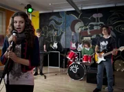 Annika probt verbissen mit "ihrer" Band am fr&uuml;hen Morgen vor der Schule. (Alexandra Schiller, li; Edzard Ehrle, Robert Reichert, Lucas Leppert, re.)