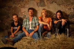 Paul (Roman Knizka, 2.v.l.) will k&auml;mpfen und &uuml;berzeugt den Rest seiner Familie: Mo (Leo Knizka, l.), Caro (Christina Gro&szlig;e, 2.v.r.) und Antonia (Amelie Herres, r.).