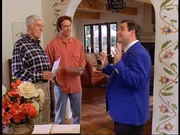Mark (Dick Van Dyke, l.) und Steve (Barry Van Dyke, M.) am&uuml;sieren sich &uuml;ber den Immobilienmakler Vaughn (Skye McKenzie, r.), der das Haus in den h&ouml;chsten T&ouml;nen anpreist.