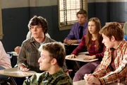 Axl (Charlie McDermott, Mitte l.) ist entsetzt, als er herausfindet, dass Sue (Eden Sher, Mitte r.) denselben Lebenskunde-Kurs besucht, wie er. Doch das ist nicht alles: Er und Sue sollen auch noch gemeinsam an einem Projekt arbeiten. Kann das gut gehen? Axl (Charlie McDermott, Mitte l.) ist entsetzt, als er herausfindet, dass Sue (Eden Sher, Mitte r.) denselben Lebenskunde-Kurs besucht, wie er. Doch das ist nicht alles: Er und Sue sollen auch noch gemeinsam an einem Projekt arbeiten. Kann das gut gehen?