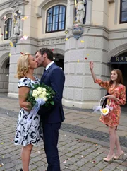 Lotte (Anna Willecke, r.) ist überglücklich - ihre Eltern Tine (Maike Bollow, l.) und Ole (Patrik Fichte, M.) sind wieder verheiratet. Sie besiegeln die zweite Hochzeit mit einem zärtlichen Kuss. Lotte (Anna Willecke, r.) ist überglücklich - ihre Eltern Tine (Maike Bollow, l.) und Ole (Patrik Fichte, M.) sind wieder verheiratet. Sie besiegeln die zweite Hochzeit mit einem zärtlichen Kuss.