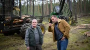 Der fehlende Stapel &auml;rgert auch Boris Nemirowitsch (Thomas Lawinky, l.). Der H&auml;ndler verdient derzeit am boomenden Holzgesch&auml;ft gutes Geld und will expandieren. Daf&uuml;r ist er auf seinen Pachtvertrag mit Alexander H&uuml;bner angewiesen. Nemirowitschs aufbrausende Art macht ihn f&uuml;r Lars P&ouml;hlmann (Dominic Boeer, r.) verd&auml;chtig.