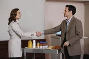 Brennan (Emily Deschanel) lernt bei ihren Ermittlungen in einer Nervenheilanstalt Dr. Phillip Womack (Henri Lubatti) kennen. Sie ahnt nicht, dass er gar kein Arzt ist...