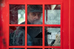 Ex-Fluchthelfer Tom F&auml;hrmann (Hans Sigl) lebt zur&uuml;ckgezogen im Londoner Exil. Als er seine Verfolger dicht auf den Fersen w&auml;hnt, erh&auml;lt er einen Auftrag vom BKA: Er soll die portugiesische Cybercrime-Informantin Sophia Moreno finden und in Sicherheit bringen.