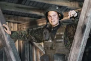 Nachdem er so weit gekommen ist, ist Forsbacka (Tatu Sinisalo) zuversichtlich, dass er die Schießübung besteht und weiterhin ein Commando bleiben kann. Denn wer zu wenig Punkte erreicht, muss den Stützpunkt verlassen. Nachdem er so weit gekommen ist, ist Forsbacka (Tatu Sinisalo) zuversichtlich, dass er die Schießübung besteht und weiterhin ein Commando bleiben kann. Denn wer zu wenig Punkte erreicht, muss den Stützpunkt verlassen.