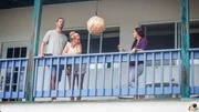 Bob und Natasha kommen aus New York und haben sich k&uuml;rzlich verlobt - am wei&szlig;en Traumstrand der Bahamas. Nun suchen sie mit einer Maklerin nach einem Haus, in dem sie nachhaltig und unabh&auml;ngig leben k&ouml;nnen. Sie reisen mit Wasserflugzeugen und Booten, um ihr Traumhaus zu finden, in dem sie auch ihre Hochzeit feiern m&ouml;chten.