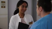 Imani (F&eacute;r&eacute;ba Kon&eacute;, l.) ist erleichtert, dass Vanessa (Julia Augustin) an ihrem Ziel festh&auml;lt.